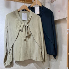 將圖片載入圖庫檢視器 #VHT639 // 大 蝴 蝶 結 領 爽 爽 料 上 衣
