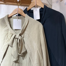 將圖片載入圖庫檢視器 #VHT639 // 大 蝴 蝶 結 領 爽 爽 料 上 衣
